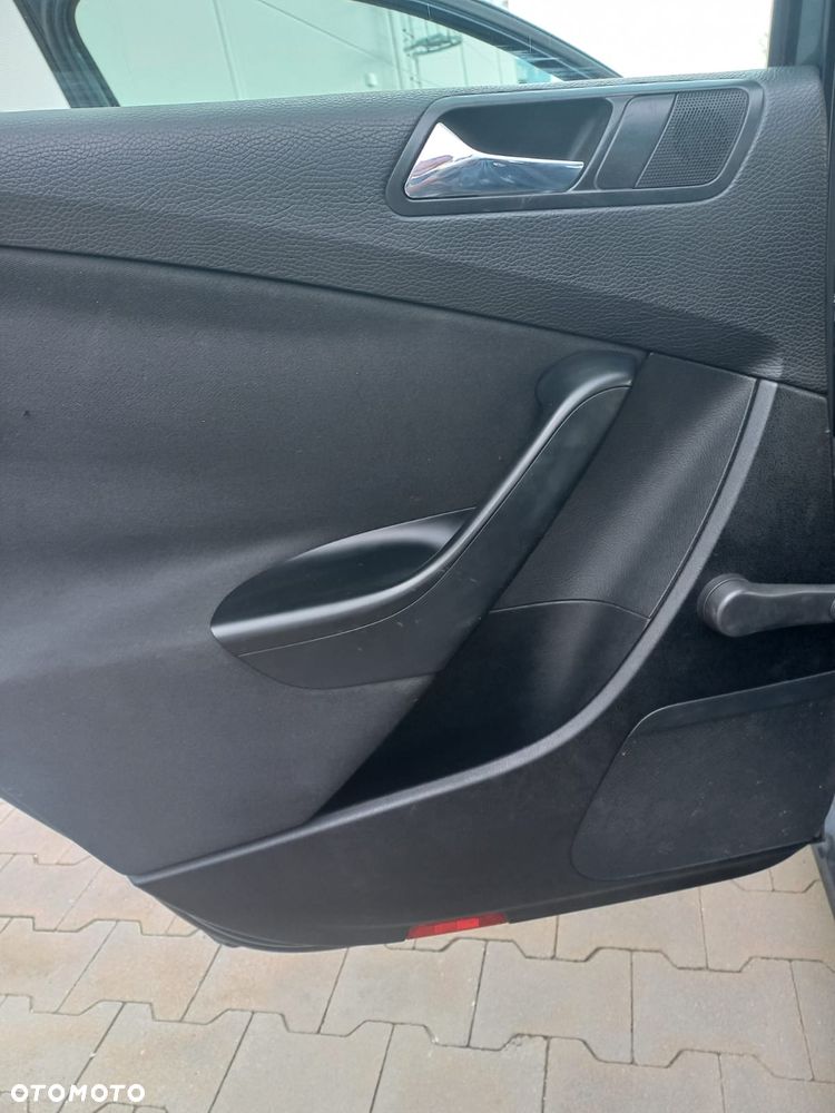 Volkswagen Passat - 32