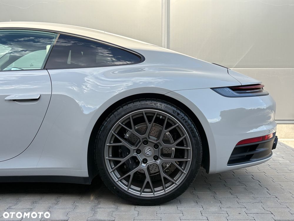 Porsche 911 Carrera 4 - 7