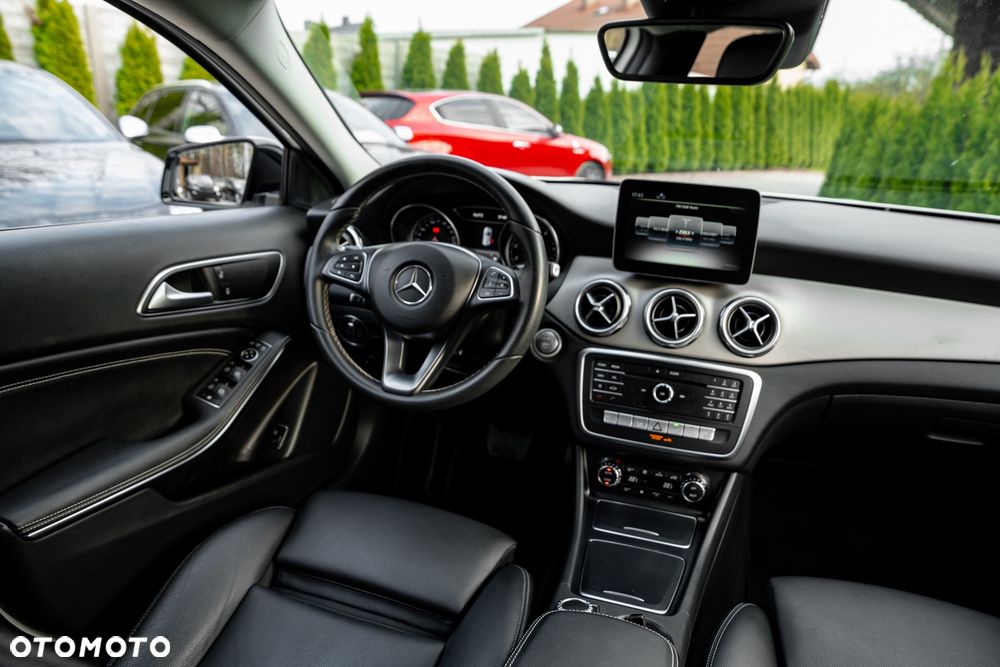 Mercedes-Benz GLA 200 7G-DCT - 28