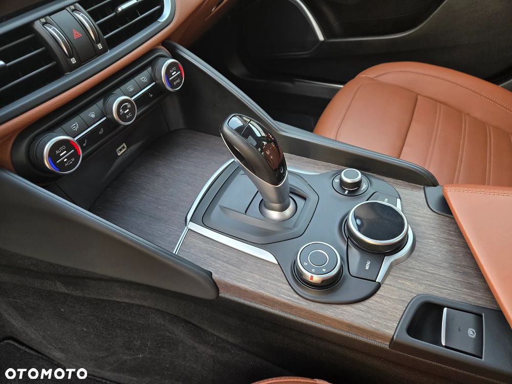 Alfa Romeo Giulia 2.0 Turbo 16V AT8-Q4 Ti - 25