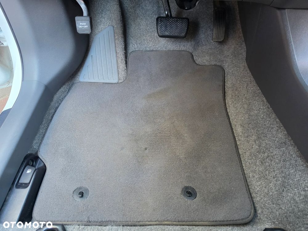 Toyota Prius (Hybrid) - 30