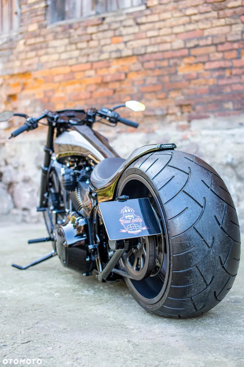 Harley-Davidson Softail Breakout - 9