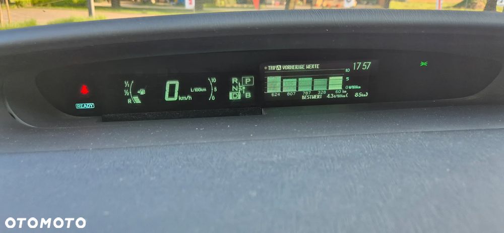 Toyota Prius (Hybrid) Life - 12