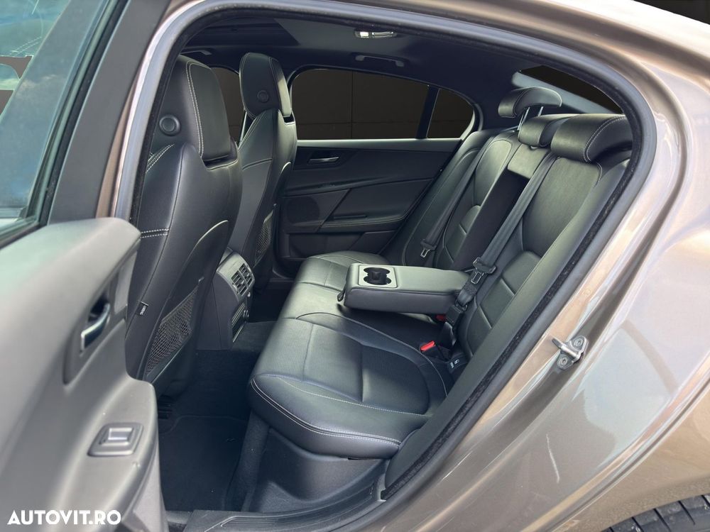 Jaguar XE - 8