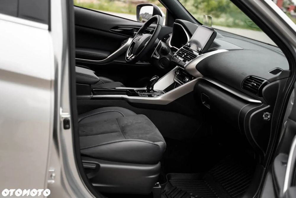 Mitsubishi Eclipse Cross Plug-In Hybrid 4WD Top - 24