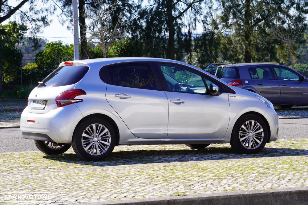 Peugeot 208 1.2 PureTech Signature - 6