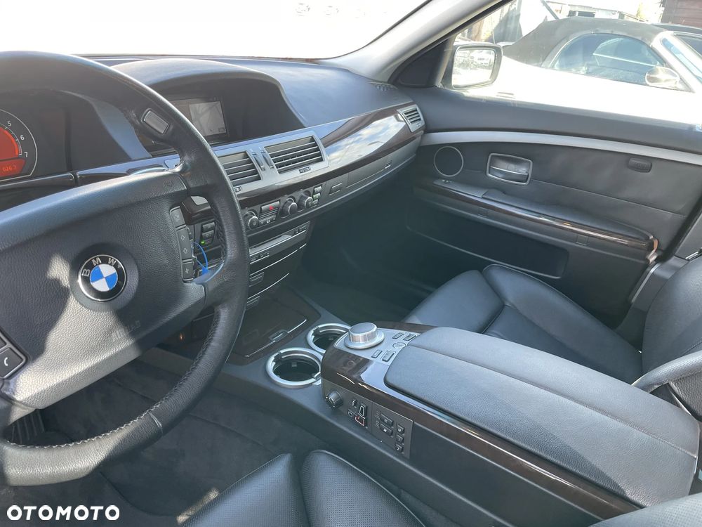 BMW Seria 7 750i - 12