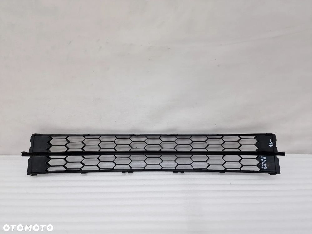 SKODA RAPID 12- KRATKA ŚRODKOWA ZDERZAKA PRZEDNIEGO , NR 5JA853677 , NR AUKCJI K135 - 8