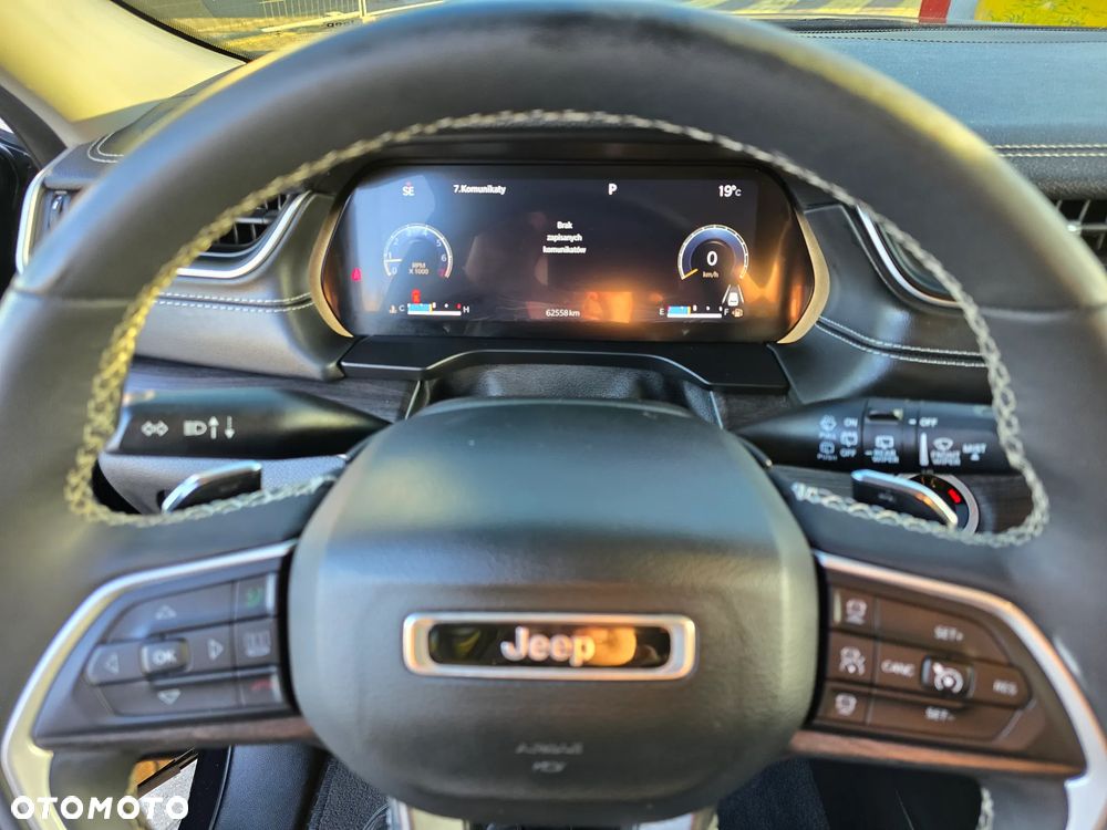 Jeep Grand Cherokee - 32