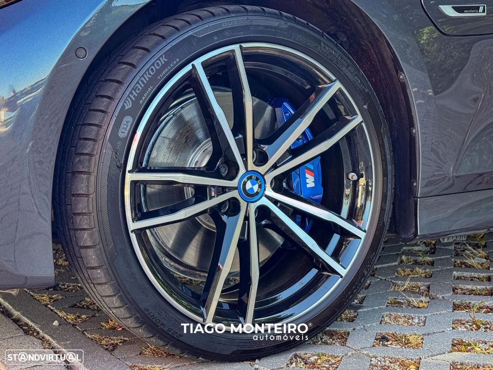 BMW 330 e Pack Desportivo M Auto - 32