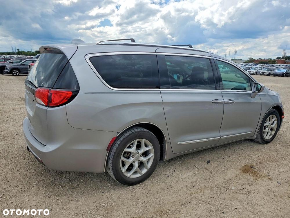 Chrysler Pacifica - 4