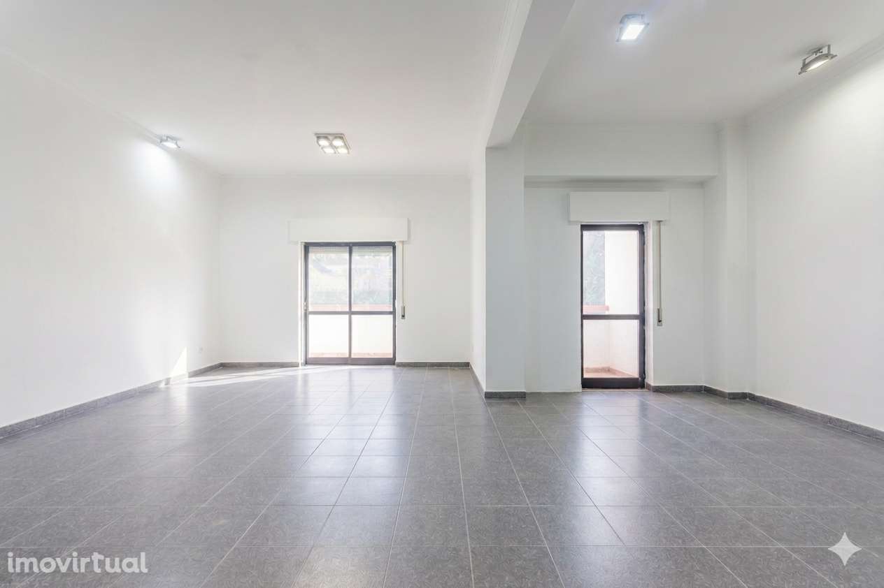 Loja c/ Excelente Luz Natural e Potencial de Conversão em Habitação T2 - Grande imagem: 3/20