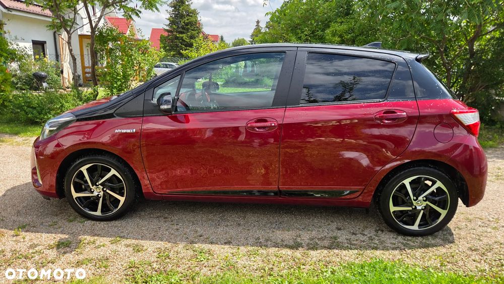 Toyota Yaris Hybrid 100 Selection - 17