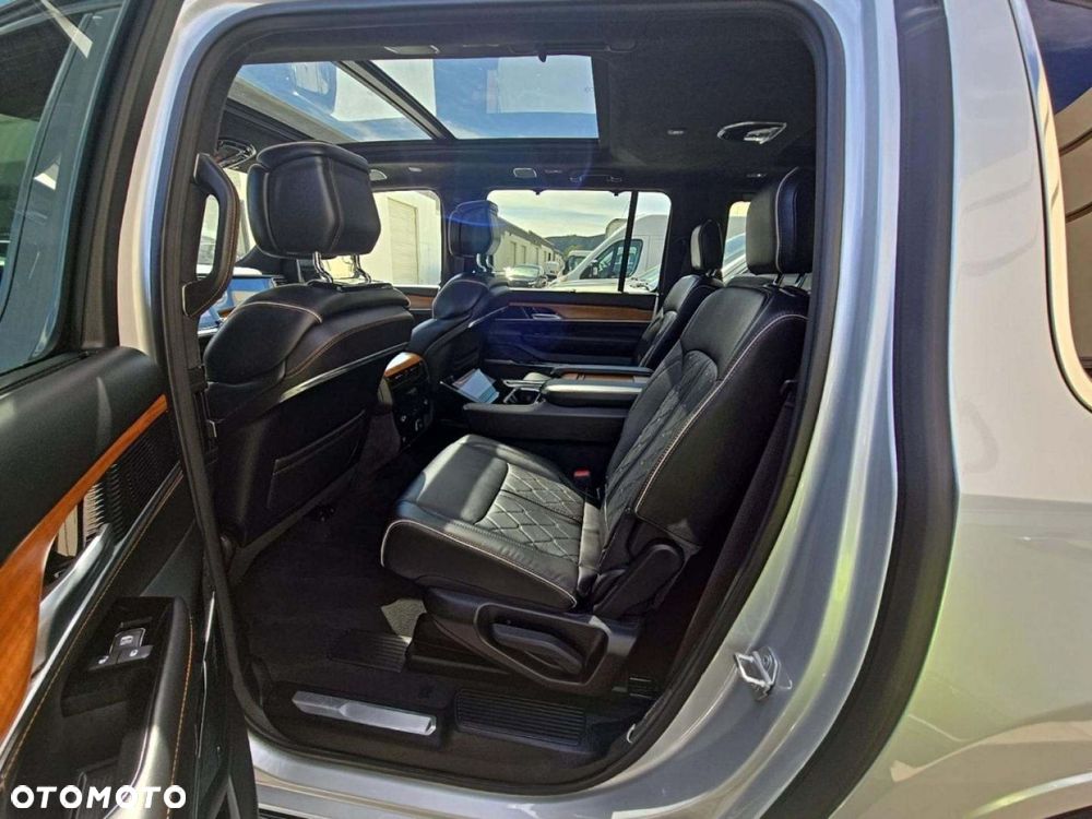 Jeep Grand Wagoneer - 9