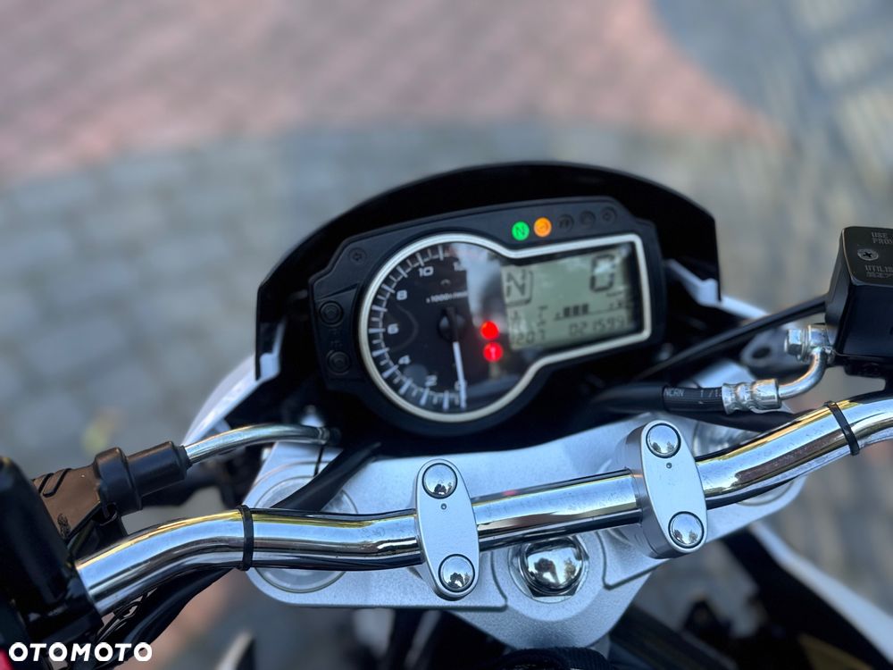 Suzuki GSR - 29