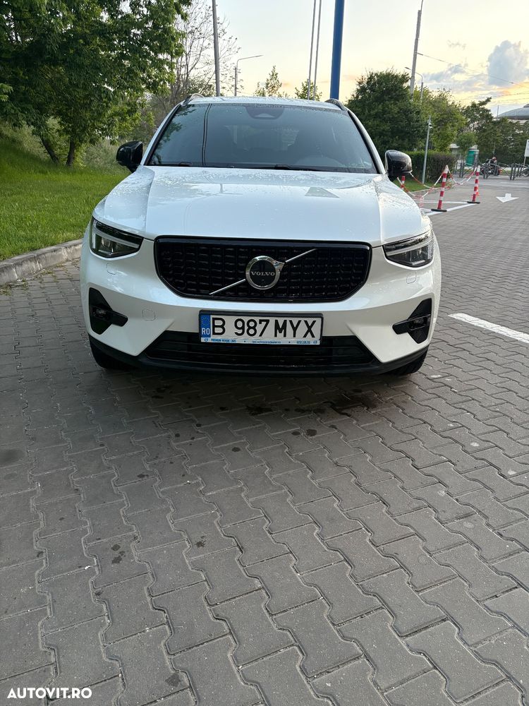 Volvo XC 40 B4 AT8 AWD Mild Hybrid R-Design - 2