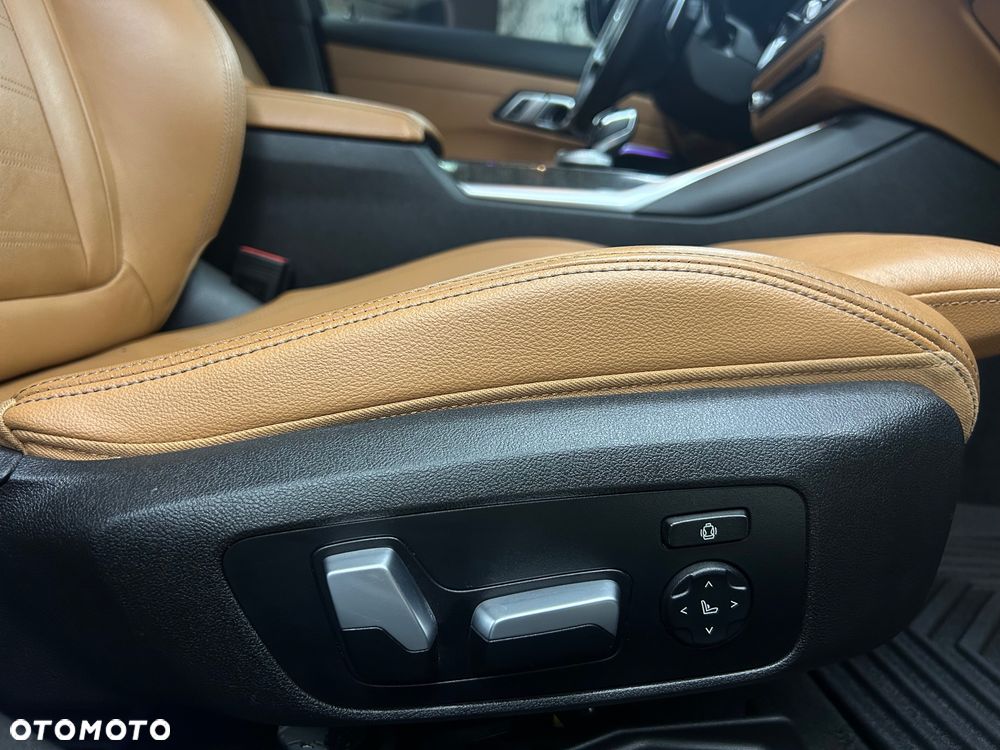 BMW Seria 3 330i M Sport - 28