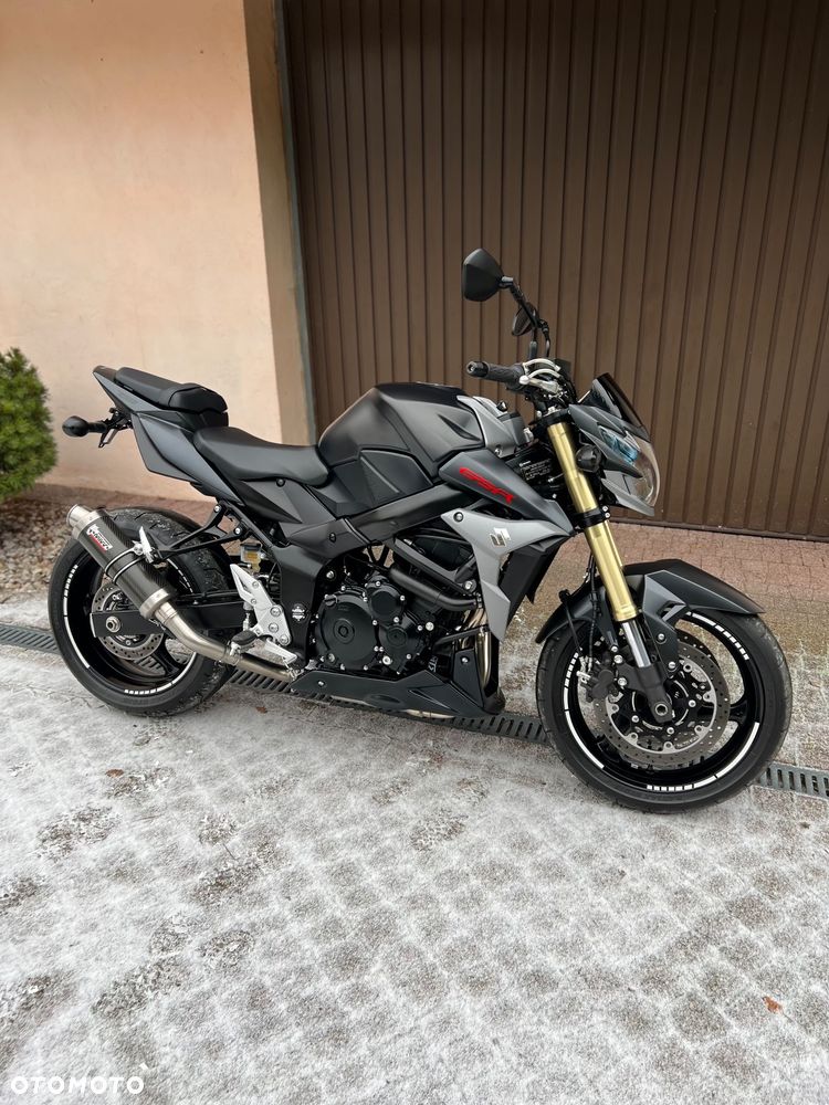 Suzuki GSR - 9