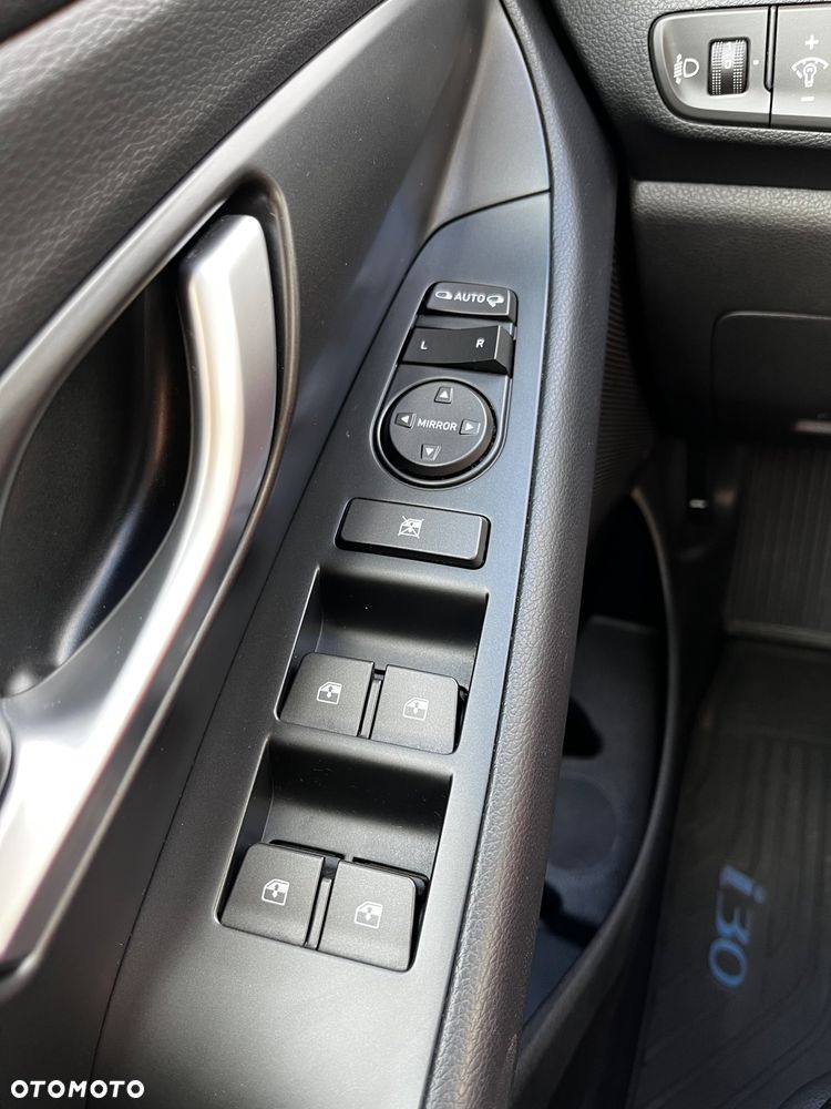 Hyundai i30 1.5 Intro - 13