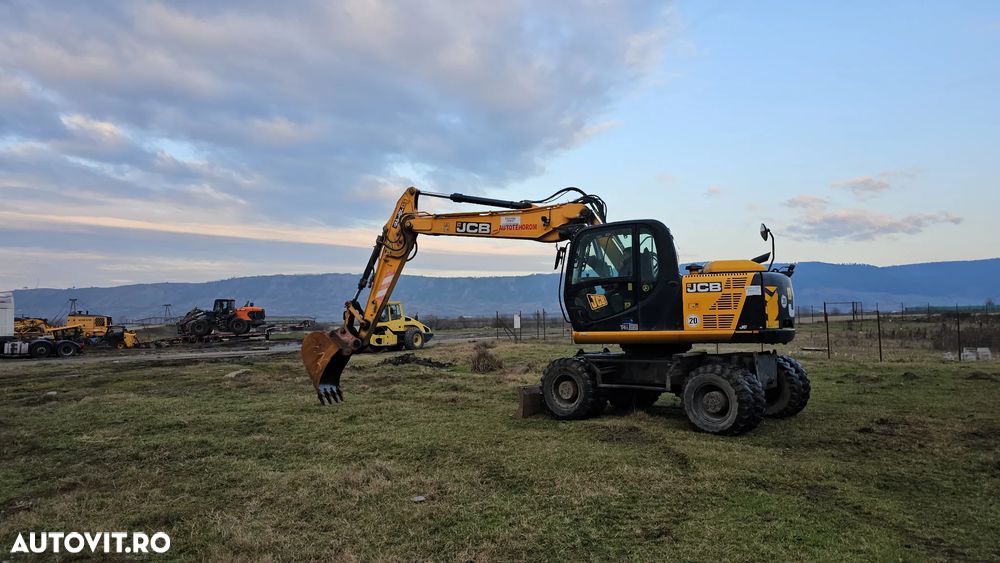 JCB JS 145 W Excavator pe roti - 11