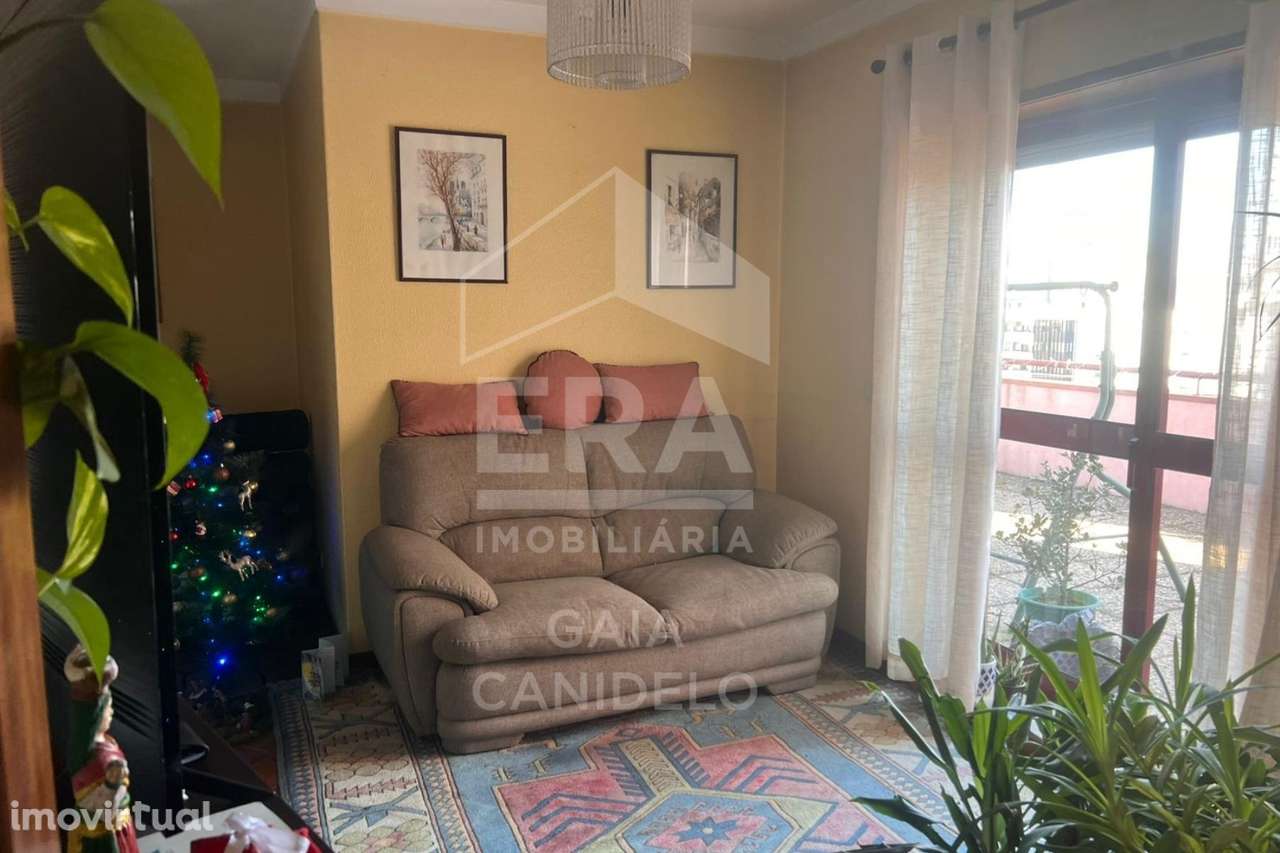 T2 com Enorme Terraço em Localização Privilegiada - Grande imagem: 2/13