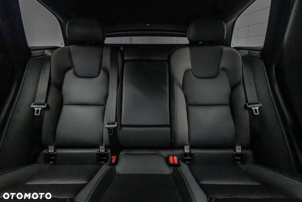 Volvo XC 60 B4 D AWD Plus Dark - 30