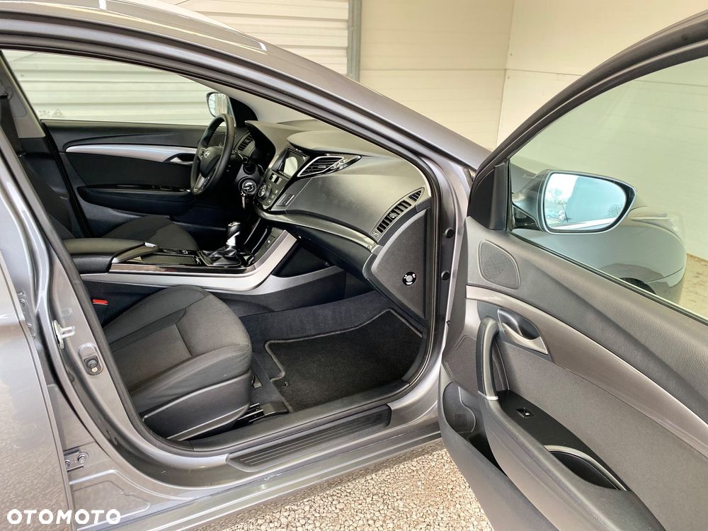 Hyundai i40 Kombi blue 1.6 Trend - 13