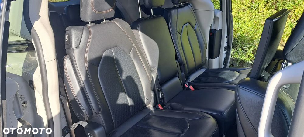 Chrysler Pacifica - 17