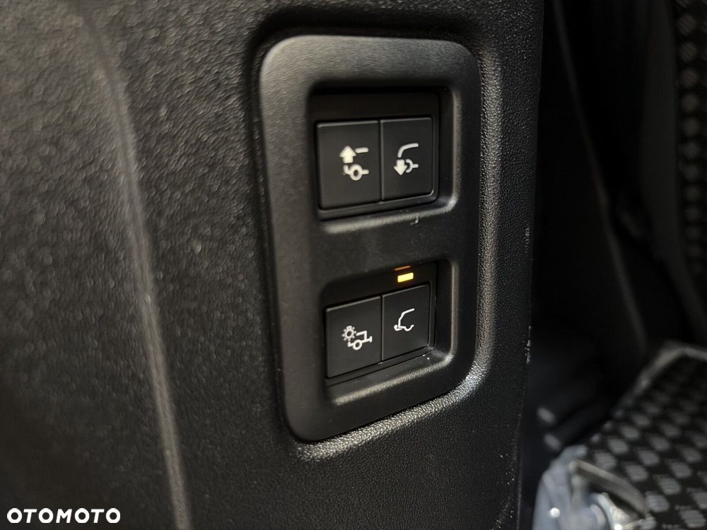 Land Rover Defender - 21