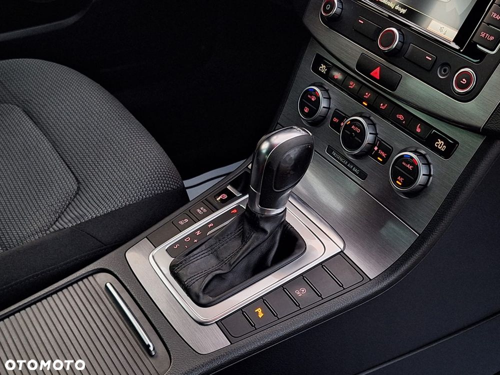 Volkswagen Passat 2.0 TDI Highline DSG - 29