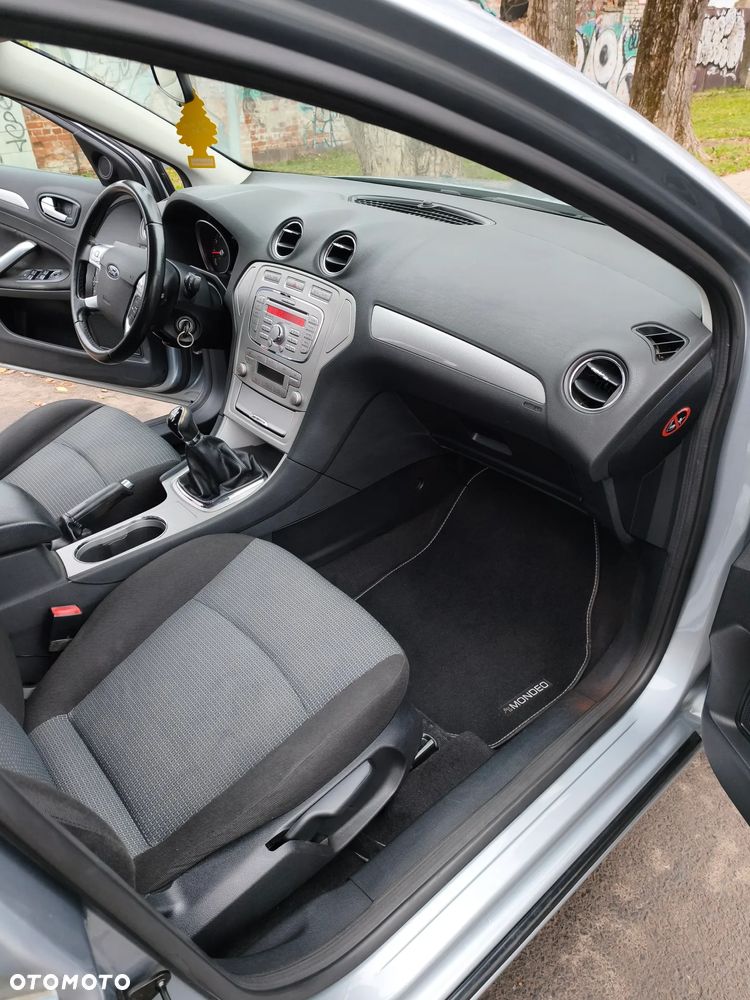 Ford Mondeo 2.0 Ghia - 8