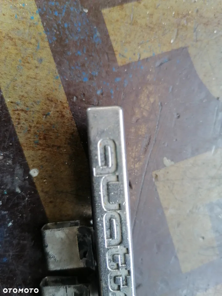Znaczek Emblemat Quattro na Grill Audi A6 C6 4F0 - 2