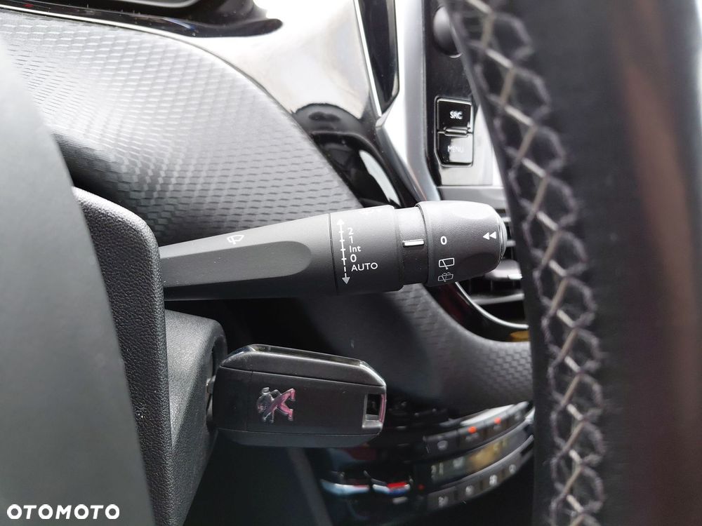 Peugeot 2008 1.2 Pure Tech GPF Allure S&S EAT6 - 24
