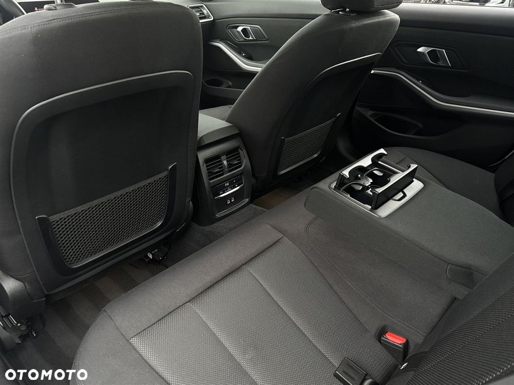 BMW Seria 3 318i - 21