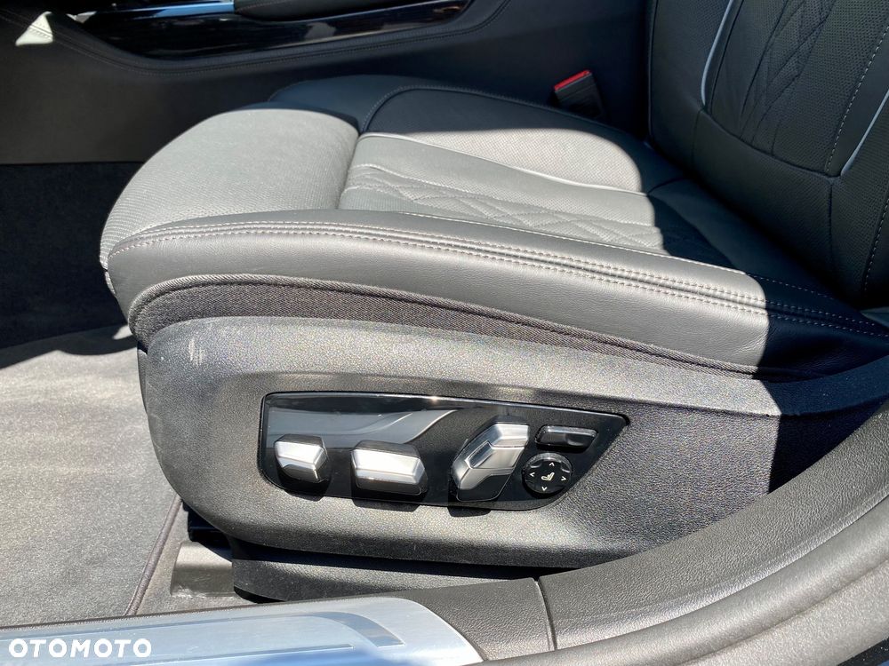 BMW Seria 7 745e sport - 27