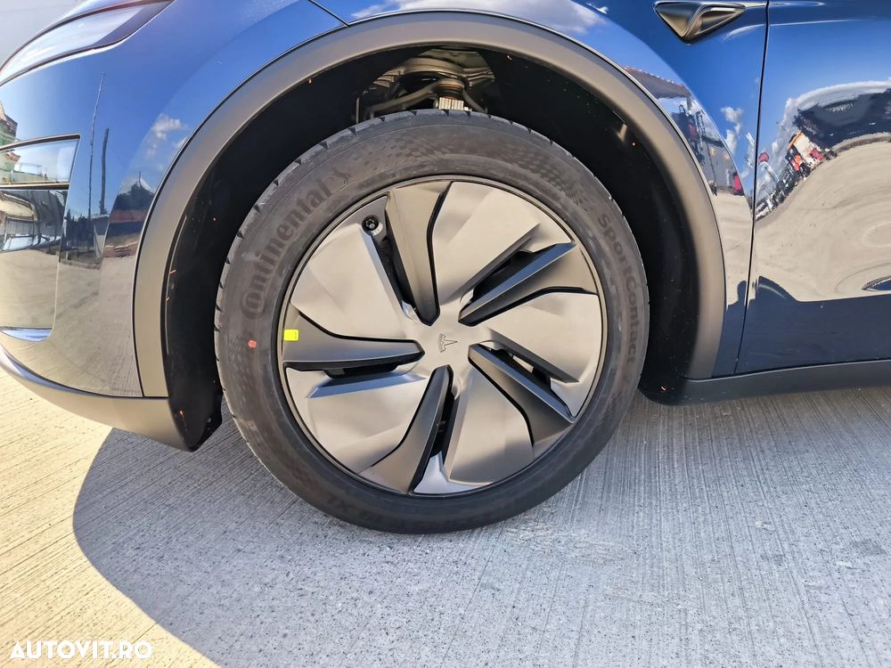 Tesla Model Y - 8