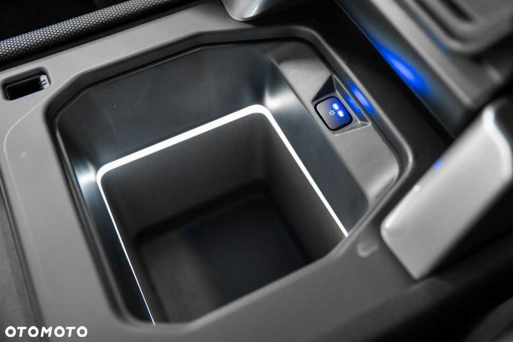 Land Rover Defender - 32