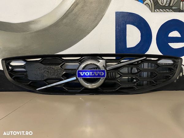 Grila cu radar distronic Volvo V60CC 2016-2018 31425492/31425116
