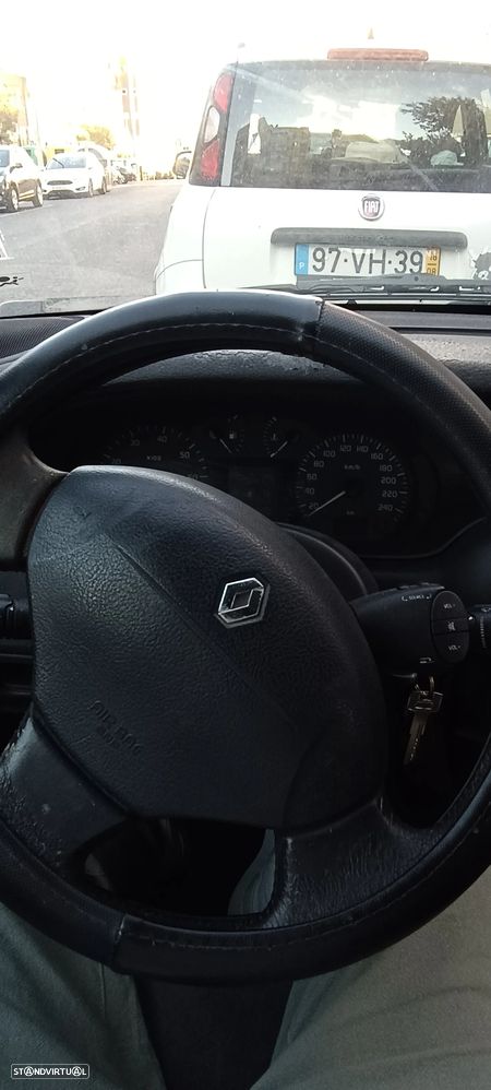 Renault Mégane 1.9 dTI RXE AC - 7