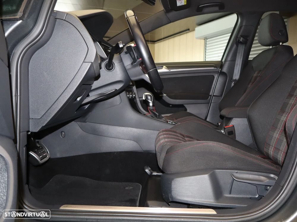 VW Golf 2.0 TSI GTI DSG Performance - 21