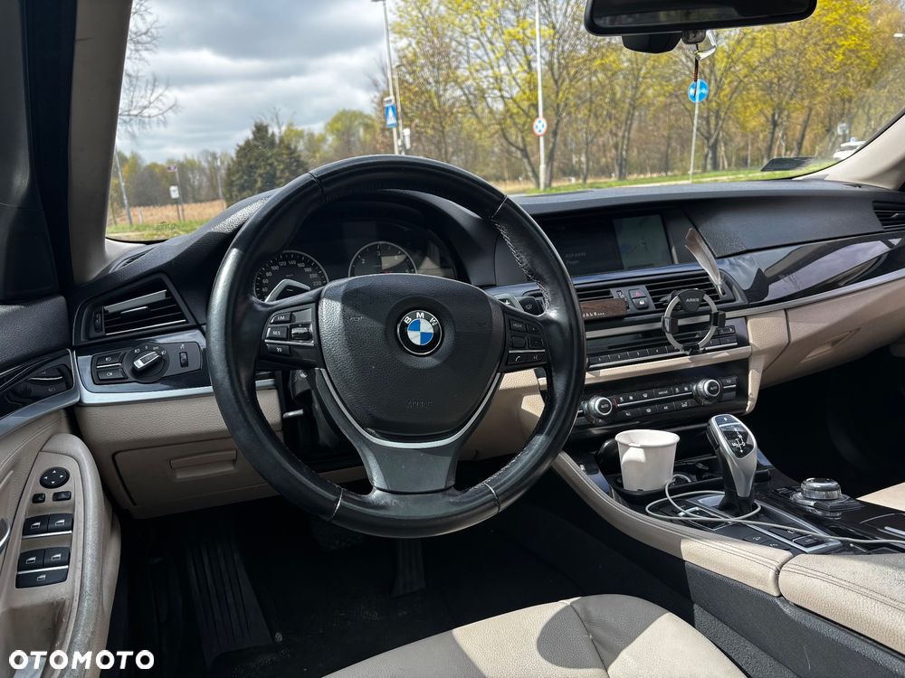 BMW Seria 5 525d xDrive - 10