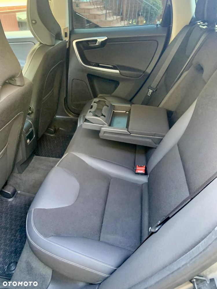 Volvo XC 60 2.4D AWD Momentum - 11