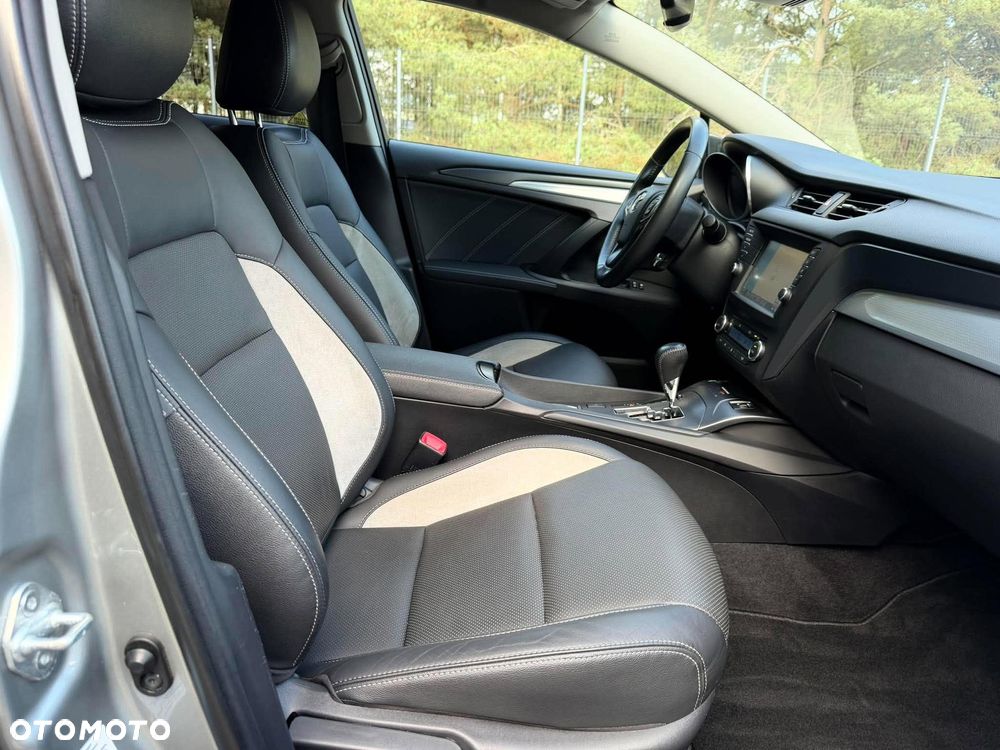 Toyota Avensis 1.8 Premium MS - 37