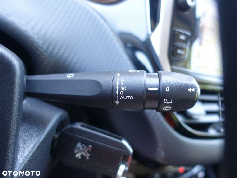 Peugeot 2008 1.2 Pure Tech Allure S&S - 23