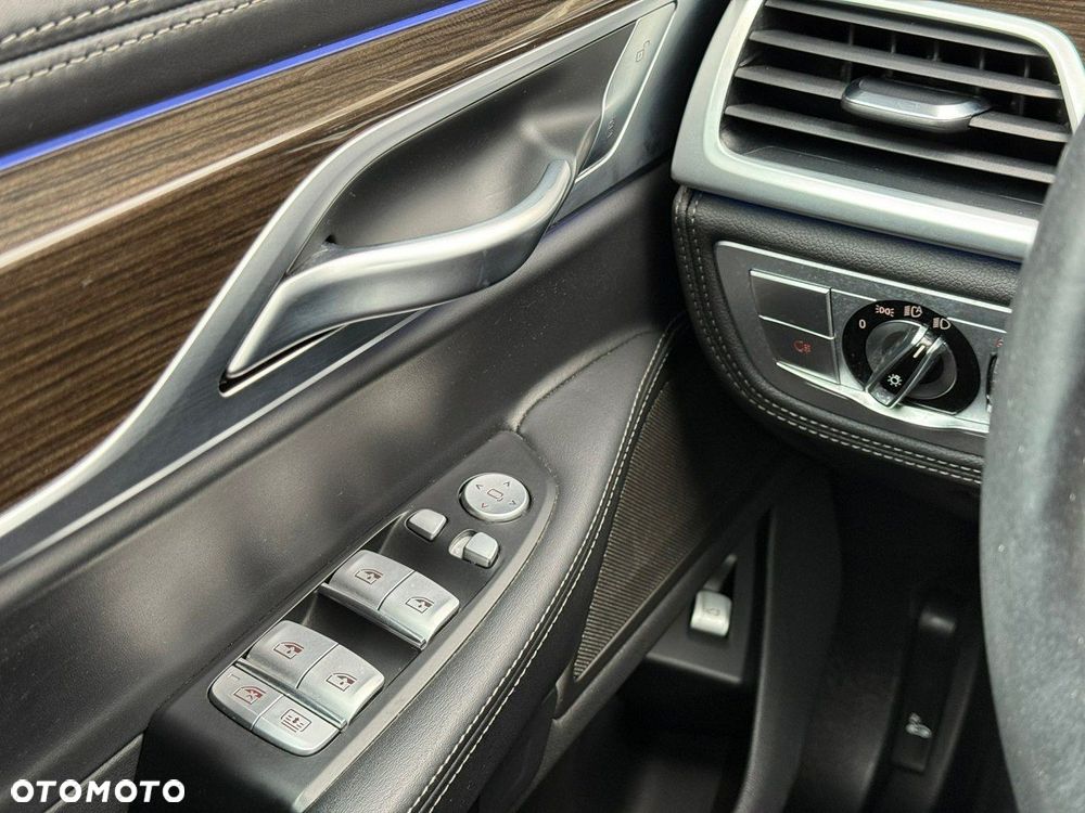 BMW Seria 7 750i xDrive sport - 27