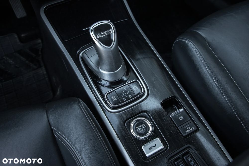 Mitsubishi Outlander Instyle NAVI + - 22