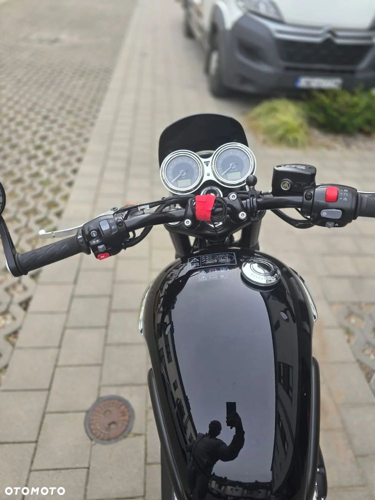 Triumph Bonneville - 3