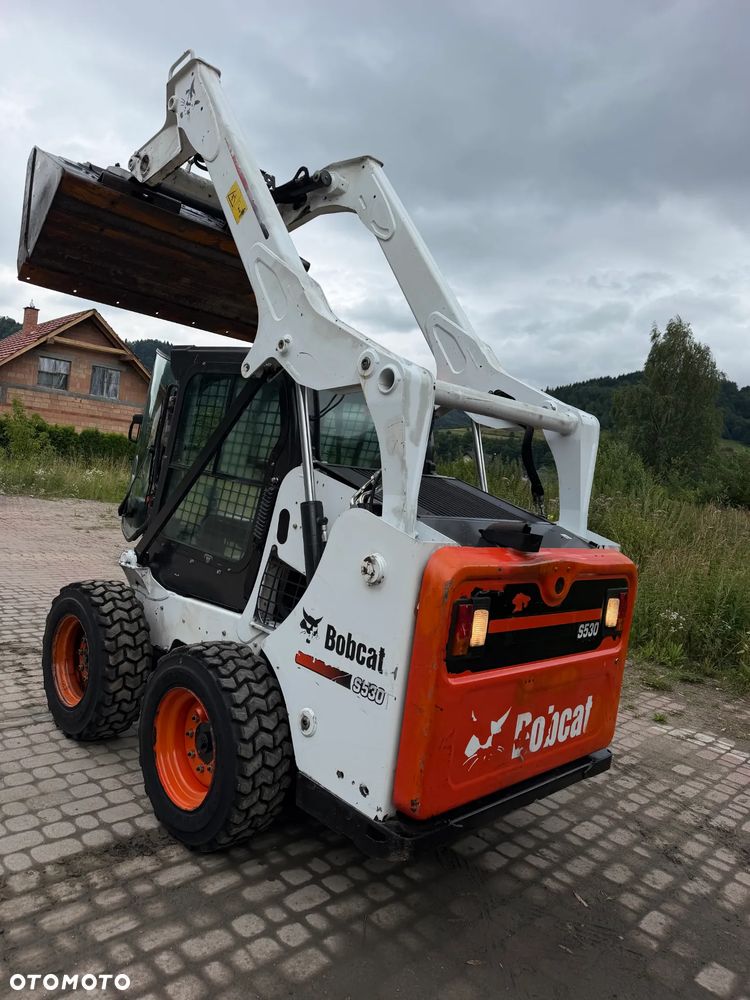 Bobcat S530. Ładowarka 4x4 wózek terenowy. Łyżka. Pełne sterowanie z dżojstika jazda i praca. Aktualne serwisy DEKRA 2026r. Silnik Kubota 4cyl 55km. Maszyna Jak Nowa z Salonu! Pochodzi z Norweskiego Gospodarstwa! 2020 rok 1724 mtg! Zero luzów i wycieków. Bardzo mocna i wydajna maszyna o małych gabarytach! Idealna do stajni oraz Budownictwa. OKAZJA TANIO 3 wyjścia Hydrauliczne pod urządzenia!! Wszystkie opony jak nowe .Kabina ogrzewana pełne szkło + drzwi. Po serwisach. Potężna moc. OKAZJA - 2