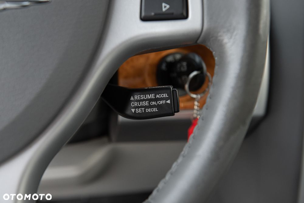 Chrysler Town & Country - 28