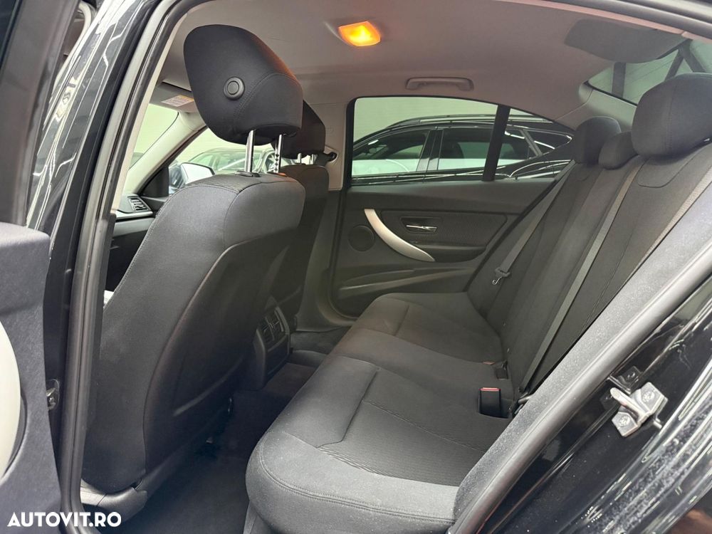 BMW Seria 3 320i - 8